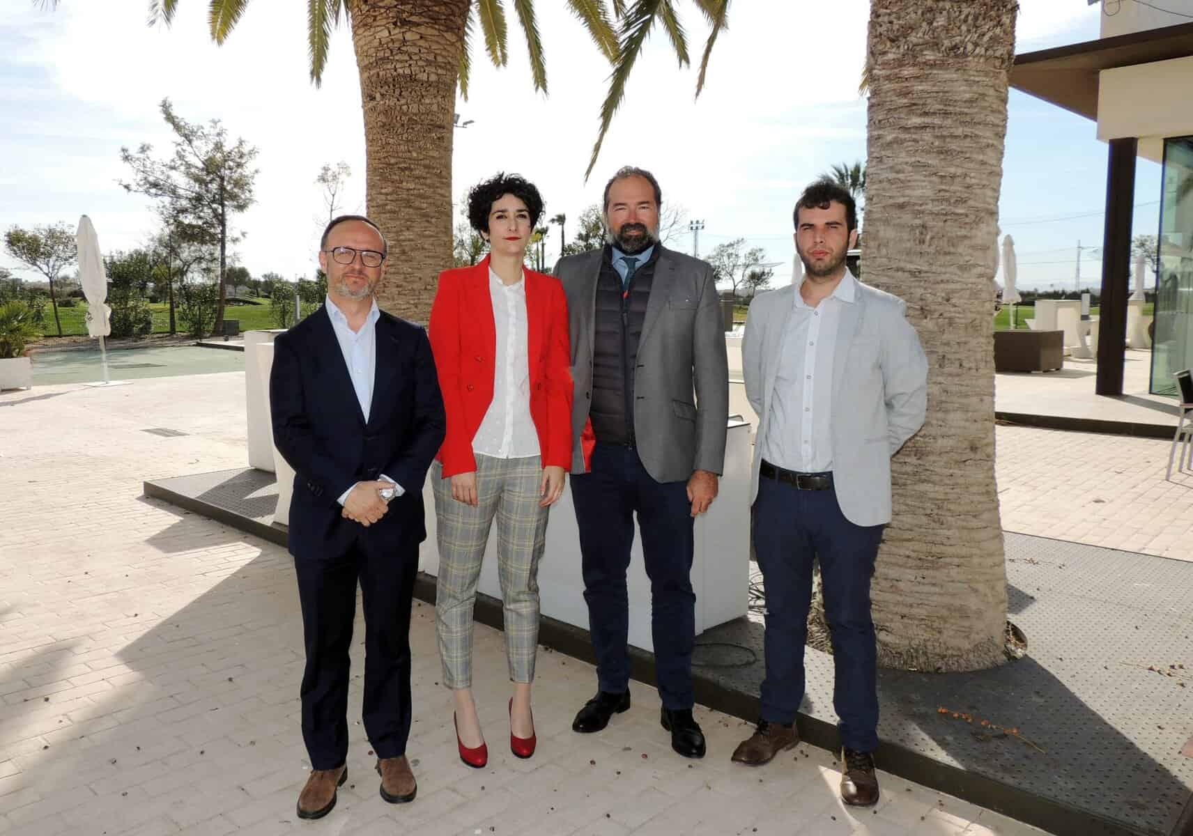 De izquierda a derecha: David Olmos, secretario del Cluster; Isabel Gómez, responsable de calidad de Laboratorios Almond; Antonio Márquez, socio de Márquez y Cía; Juan Alfonso Meroño, responsable de marketing de Laboratorios Almond.